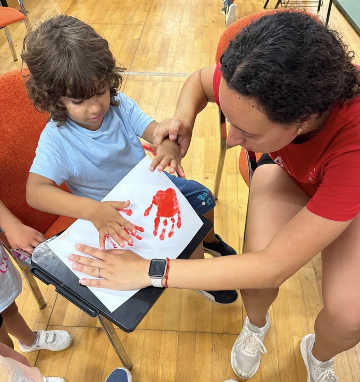 Niños y niñas en el campus de verano del Club Apolana