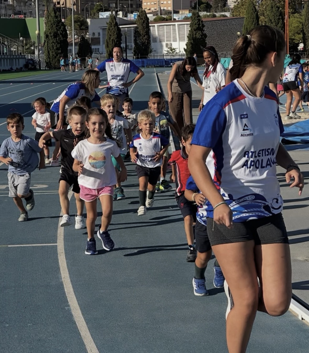 Niños y niñas entrenando en la escuela de atletismo del Club Apolana